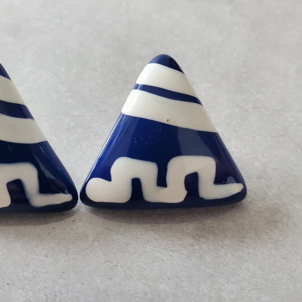 Hand painted triangular blue and white earrings - Picture 3 of 4